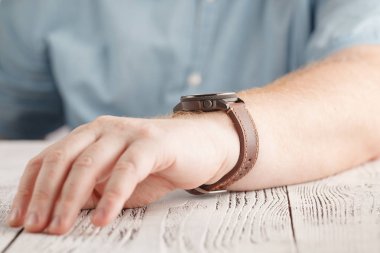 Beyaz bir arka plan üzerinde siyah deri kayışı saatle bir siyah giyen adamlar