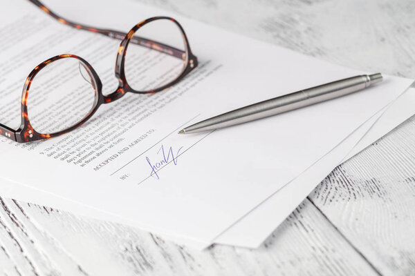 Крупный план подписания контракта
