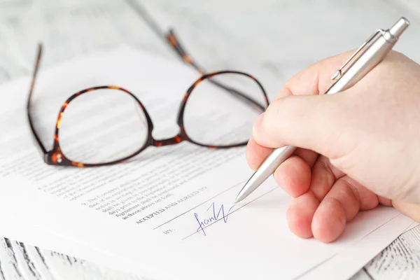 La mano de la persona firma un documento importante — Foto de Stock