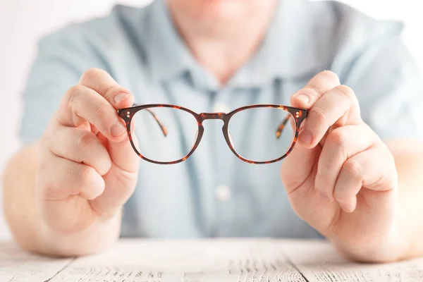yeni gözlük veren göz doktoru