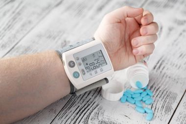 Erkeğin koluna tonometer yüksek kan basıncı göstergesi. arka planda hipertansiyon tıbbi ilaçlar