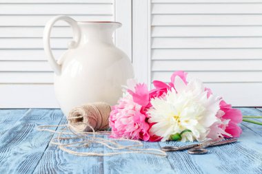 Bir buket yapmak için araçlar ve aksesuarlar çiçekçi gerekir 