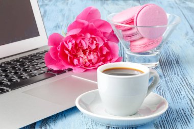 Güzel peonies, cup kahve ve bilgisayarda li buket