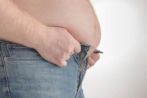 Um gordo a tentar vestir calças. Big Paunch. — Fotografia de Stock
