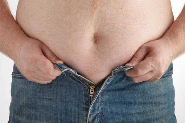 Homem agarrando sua gordura no estômago — Fotografia de Stock