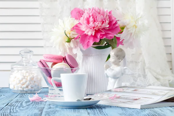 꽃병에 아름 다운 모란, 차 컵에 marshma의 구성 — 스톡 사진