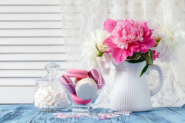 Backgr 패널 벽에 분홍색과 흰색 모란 꽃의 꽃다발 — 스톡 사진