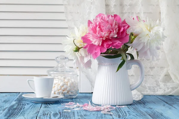 예술 정 모란와 커피와 꽃잎의 컵 — 스톡 사진