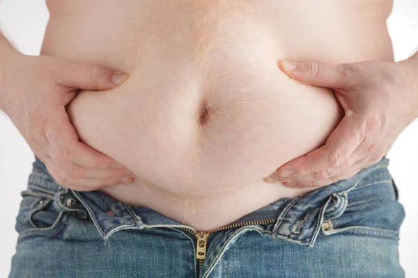 Gordo verificando seu peso no fundo branco — Fotografia de Stock