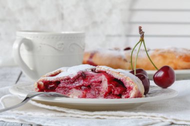 Lapa lapa kabuk dışarı dökülmesini doldurma ile vişneli tart.