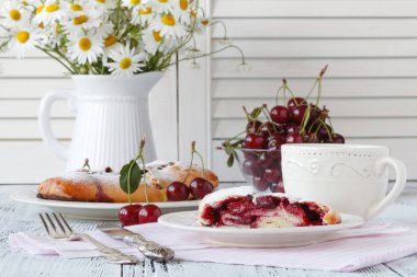 kiraz peynir pasta bir parça içine Dilimleme çatal