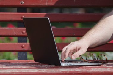 Açık dizüstü bakış banka kapatın