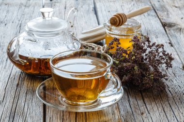 Limon ve bal ile sıcak çay. İçecek vitam hasta kişiler için