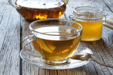 ahşap masa üzerinde sıcak çay