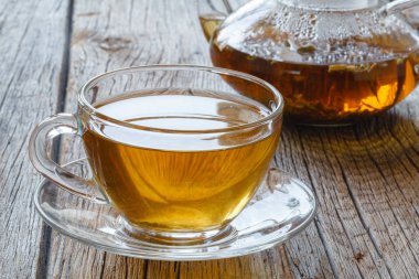 Bitkisel çay gri vintage ahşap tahta üzerinde dağınık olduğunu.