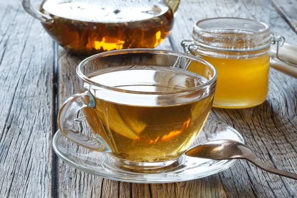 ahşap masa üzerinde sıcak çay