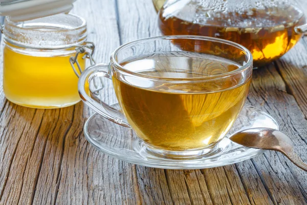 Bitkisel çay gri vintage ahşap tahta üzerinde dağınık olduğunu.