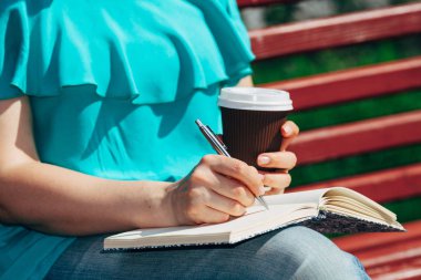 Eğitim ve bir parkta yazma kadın