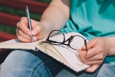 Kızlar el üstünde defter Park yazma kalemi ile