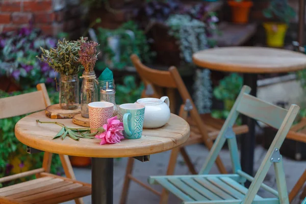 Kahve kupa Cafe çıkışında. Kahve sokakta, kafe teras girişinde basamaklarda .