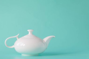 Beyaz demlik Akuamarin arka plan üzerinde izole