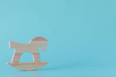 Aquamarine üzerinde izole tahta at oyuncak