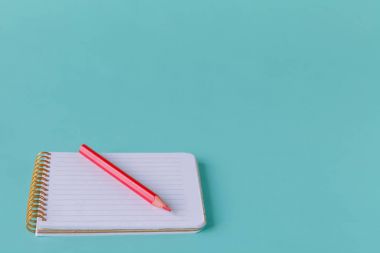 Akuamarin Resepsiyon zemin üzerine kalem ile sarmal boş Not defterini açın