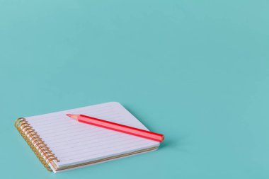 Akuamarin Resepsiyon zemin üzerine kalem ile sarmal boş Not defterini açın