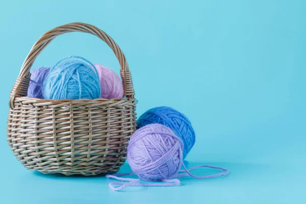 yün iplik topları sepeti