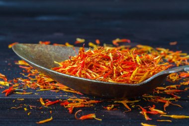 Rustik masada vintage metal kaşık Shafran