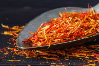 Kaşık ahşap zemin üzerine safran baharat