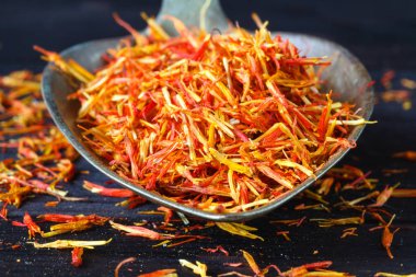 Rustik masada vintage metal kaşık Shafran