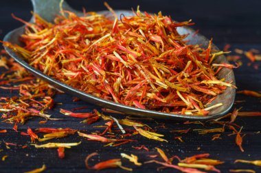 Kaşık ahşap zemin üzerine safran baharat