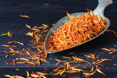 Rustik masada vintage metal kaşık Shafran