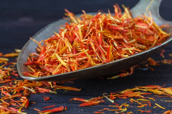 ahşap arka plan üzerinde doğal safran