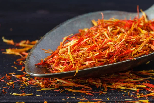 Kaşık ahşap zemin üzerine safran baharat