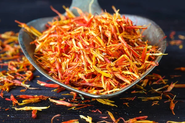 Rustik masada vintage metal kaşık Shafran