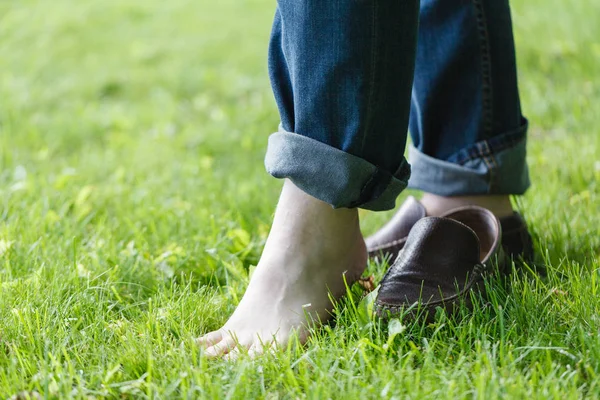 Pies del hombre descalzo en el parque — Foto de Stock
