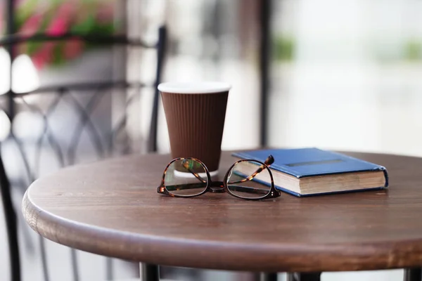 밝은 배경에 테이블에 커피의 종이 컵 — 스톡 사진