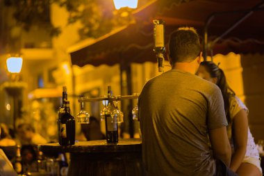 güzel bir ışıklı sokak kafede Tiflis gece manzarası