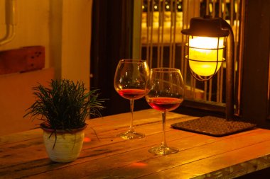 güzel bir ışıklı sokak kafede Tiflis gece manzarası