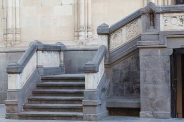 Yan girişe kilise taş merdiven