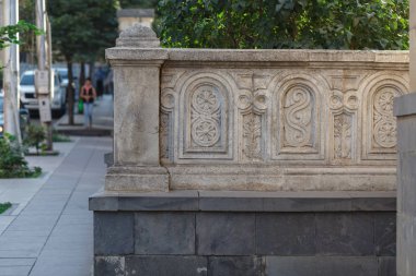 Yuvarlak süsleme ile taş çit