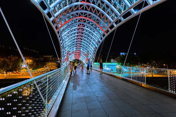 Puente peatonal de paz sobre el río Mtkvari (Kura) en Tbil — Foto de Stock