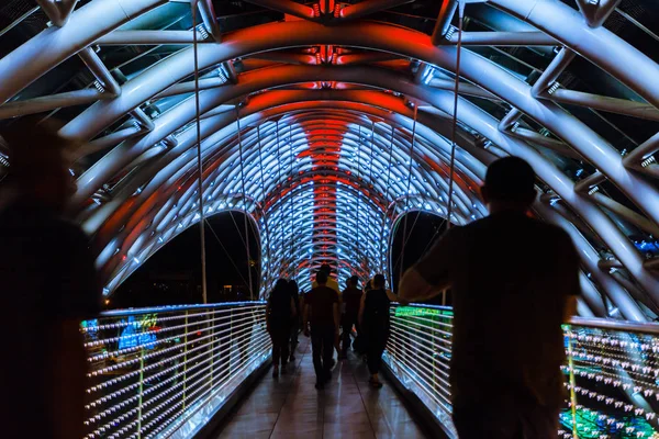 Barış Köprüsü bir yay şeklinde yaya köprüsü, kelepir olduğunu bir