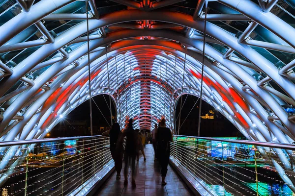 Barış Mtkvari (Kura) Nehri Tbil içinde yaya köprüsü