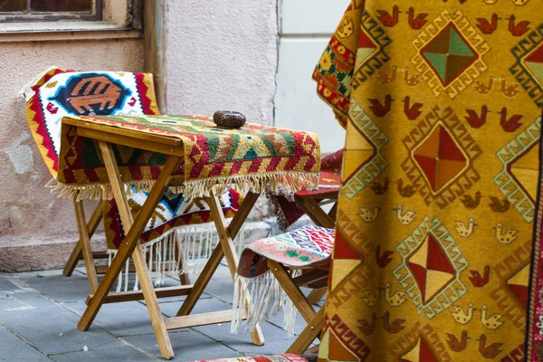 Doğu Caddesi güneşli bir günde alışveriş