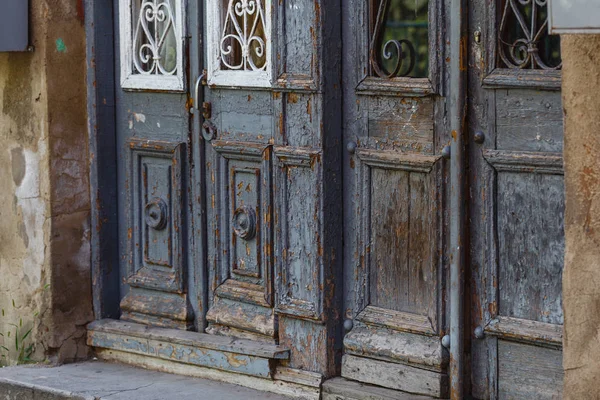 Yıpranmış, ahşap kapı