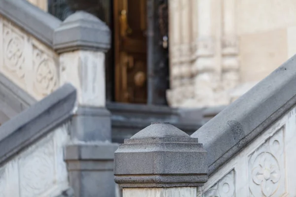 Sten trappor vid sidoingången av kyrkan — Stockfoto