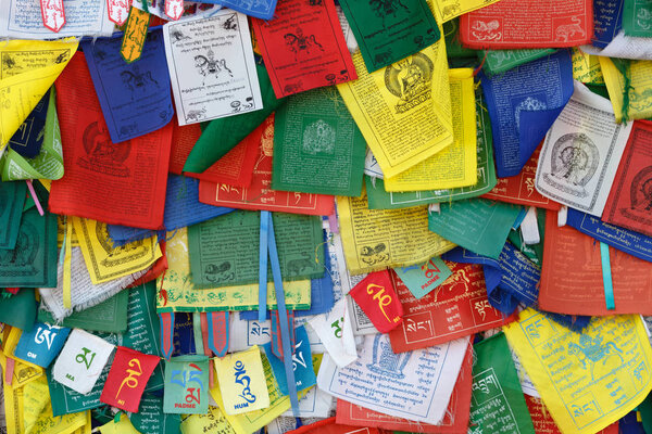 Тибетский буддизм молитвенные флаги (lungta) с "Ом Мани Падме Хум
" 